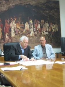 Da sinistra: il sindaco Nino Garozzo e il pres. del Rotary club acese Alfio Grassi