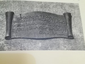 La lapide che si trova ai piedi della statua di Garibaldi a Catania
