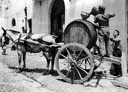 Un carretto siciliano che trasporta una botte di vino