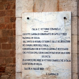 La lapide dell'editto di Garibaldi a Salemi