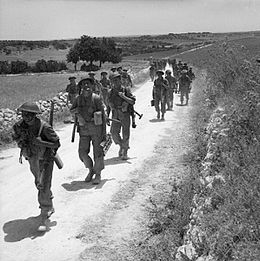 Soldati americani da poco sbarcati a scoglitti e in cammino per le trazzere iblee.