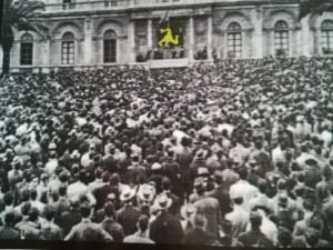 L'affollatissimo, storico, comizio di Andrea Finocchiaro Aprile in Piazza Università a Catania del 14 maggio del 1944.
