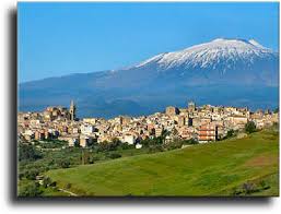 Il Comune di Regalbuto, in provincia di Enna, con sullo sfondo l'Etna. A Regalbuto, Finocchiaro Aprile, subì un'attentato.