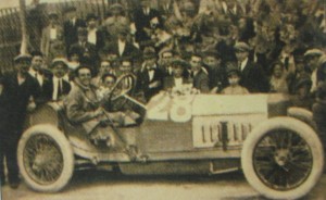 Il conte Giulio Masetti, vincitore della XII Targa Florio, in una cartolina originale dell'epoca
