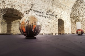 f. ERICE, Costellazioni, Marco Tamburro, sfera e terra (sono 2 opere distinte), 2018 ceramica Raku, LGT