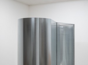 Alessandro Costanzo, Senza titolo, 2026, lamiera zincata, rete metallica, barra acciaio, infrarossi, 200x195x76cm