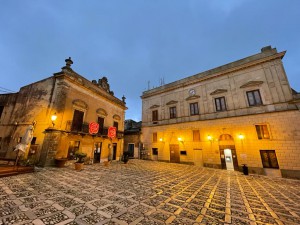 ERICE, Domenico Pellegrino, 4 installazione Rosa, Rose, Rosalia_facciata del Municipio (ph. Domenico Pellegrino)