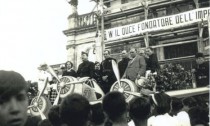 Filippo Tommaso Marinetti in piazza Roma a S. Venerina. E' quello con il vestito bianco.