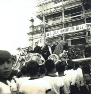 Filippo Tommaso Marinetti in piazza Roma a S. Venerina. E' quello con il vestito bianco.