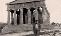 Luigi Pirandello e sullo sfondo il Tempo della Concordia, Agrigento 1934(archivio Soprintendenza)