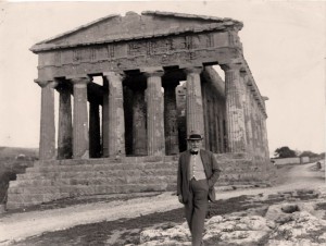 Luigi Pirandello e sullo sfondo il Tempo della Concordia, Agrigento 1934(archivio Soprintendenza)