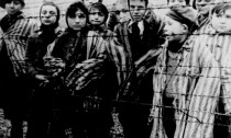 Eine Gruppe gefangener Kinder in Haeftlingskleidung blickt durch einen Zaun aus Stacheldraht im Konzentrationslager Auschwitz, kurz nach der Befreiung des Lagers durch sowjetische Truppen Ende Januar 1945. Die Befreiung jaehrt sich am Dienstag, 27. Jan. 2004, zum 59. Mal. Dieser Tag ist seit 1996 in Deutschland der zentrale Gedenktag fuer die Opfer des Nationalsozialismus. (KEYSTONE/AP Photo/Holocaust Museum)